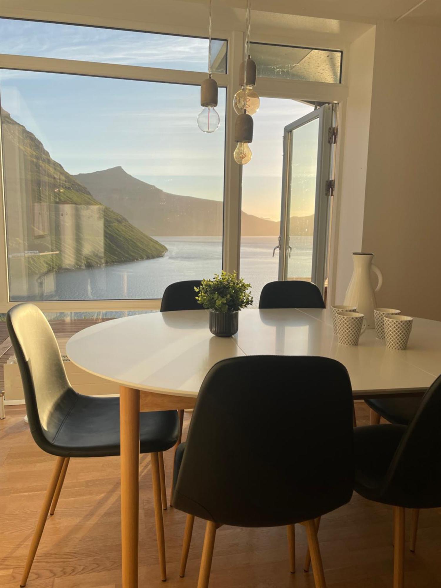 Unique Sea & Landscape View And Spacious Apartment Klaksvík Buitenkant foto