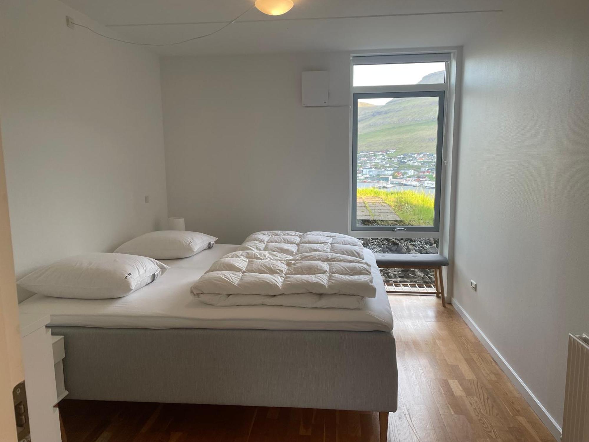 Unique Sea & Landscape View And Spacious Apartment Klaksvík Buitenkant foto