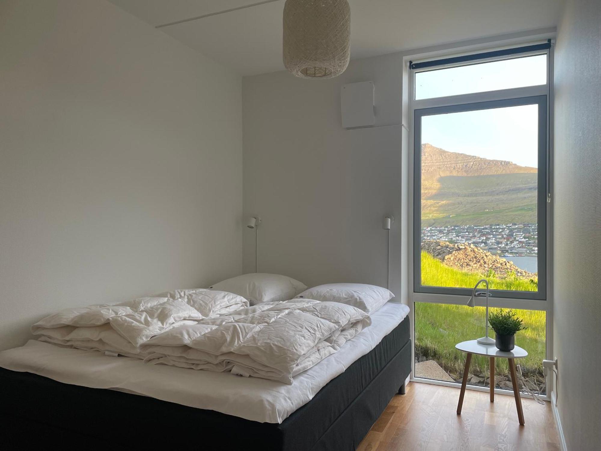 Unique Sea & Landscape View And Spacious Apartment Klaksvík Buitenkant foto