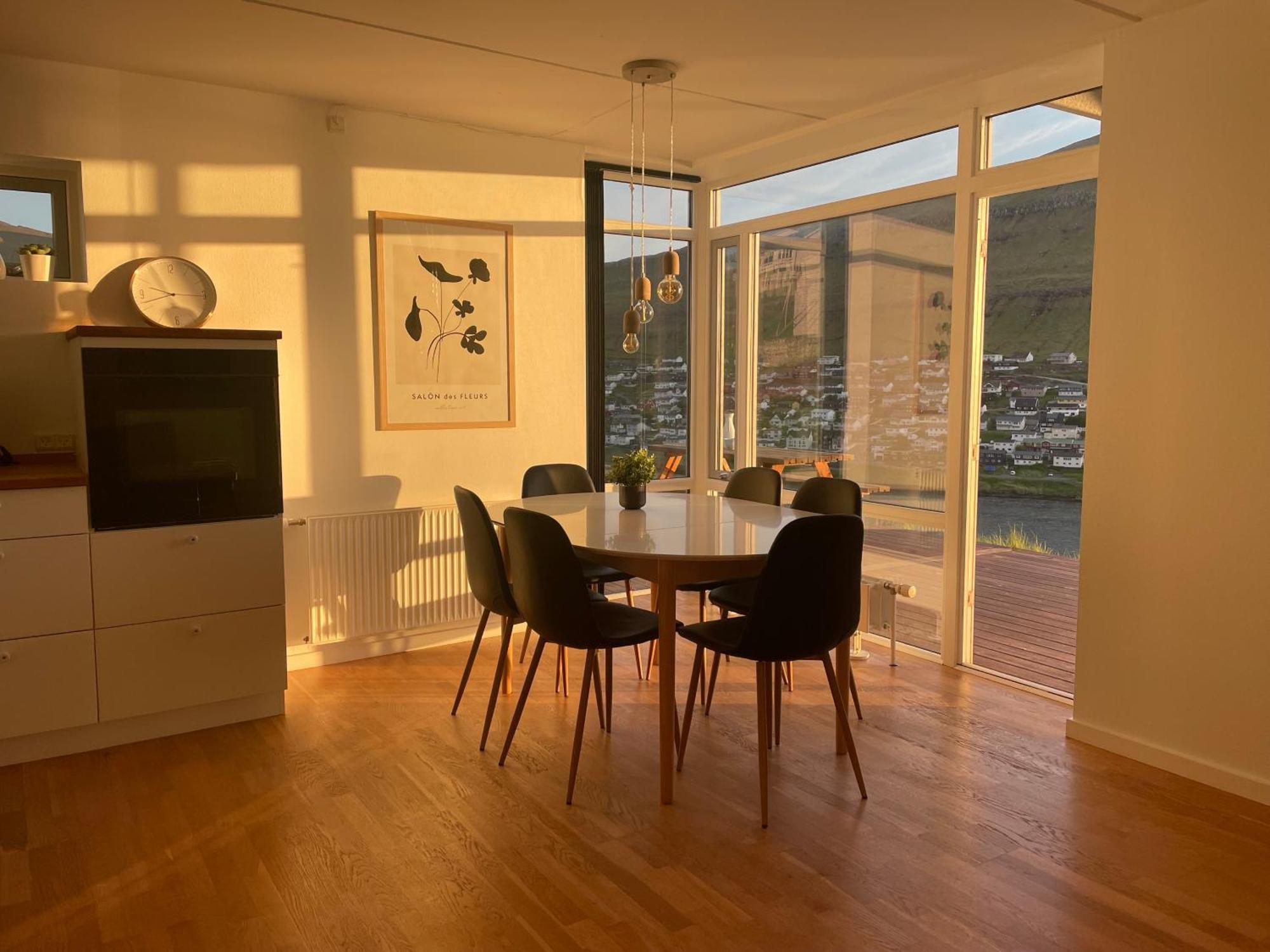 Unique Sea & Landscape View And Spacious Apartment Klaksvík Buitenkant foto