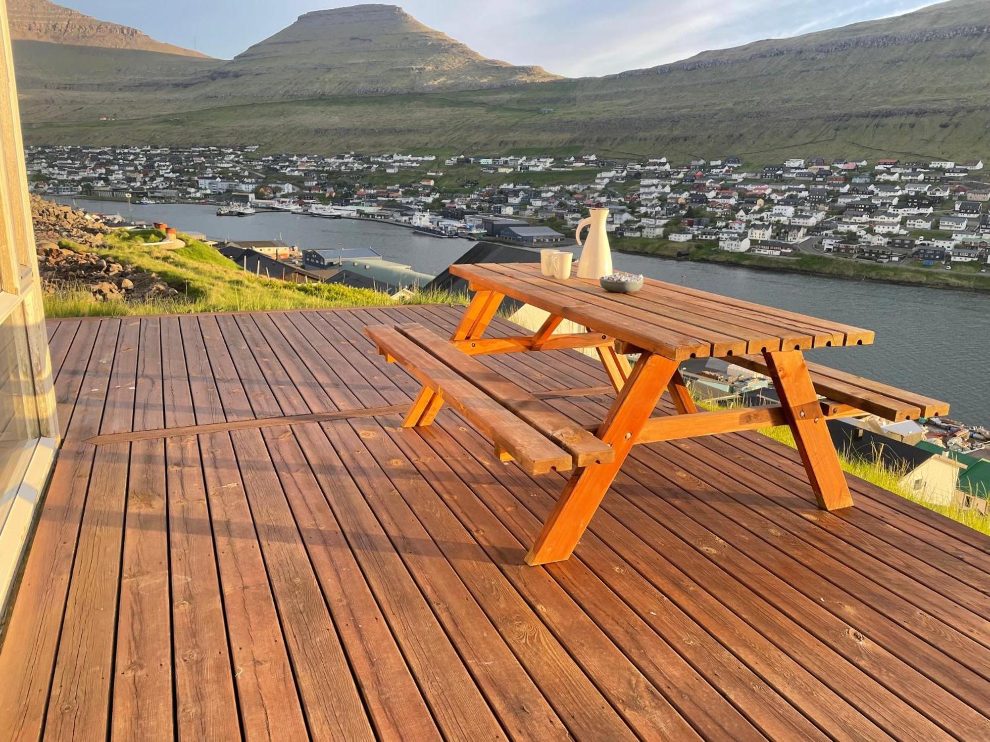 Unique Sea & Landscape View And Spacious Apartment Klaksvík Buitenkant foto