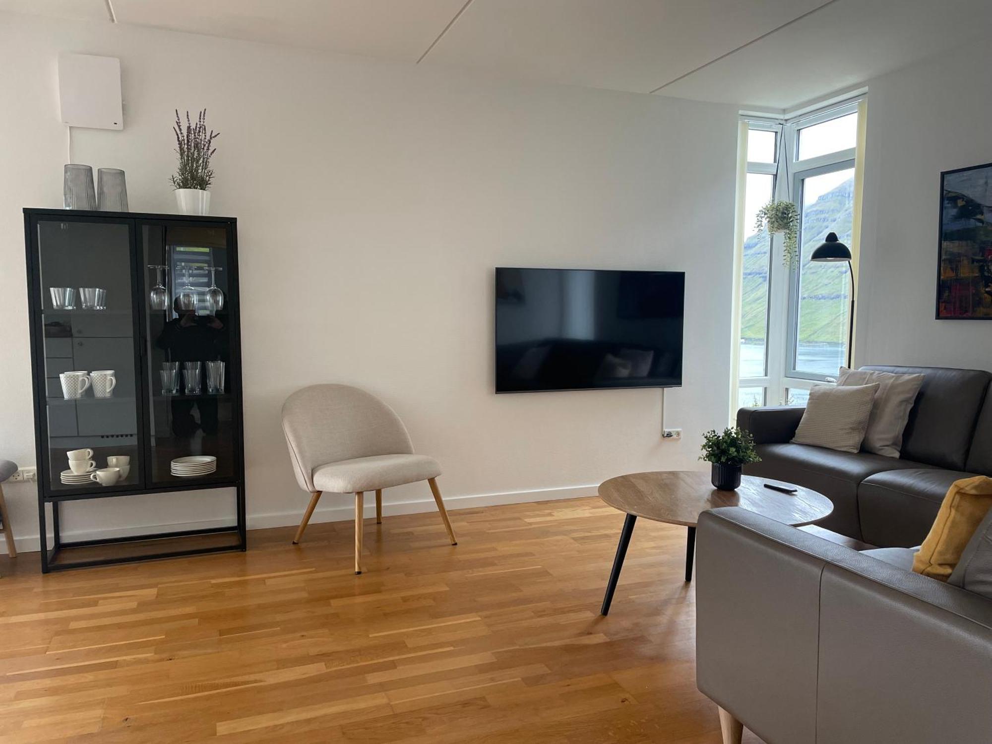 Unique Sea & Landscape View And Spacious Apartment Klaksvík Buitenkant foto