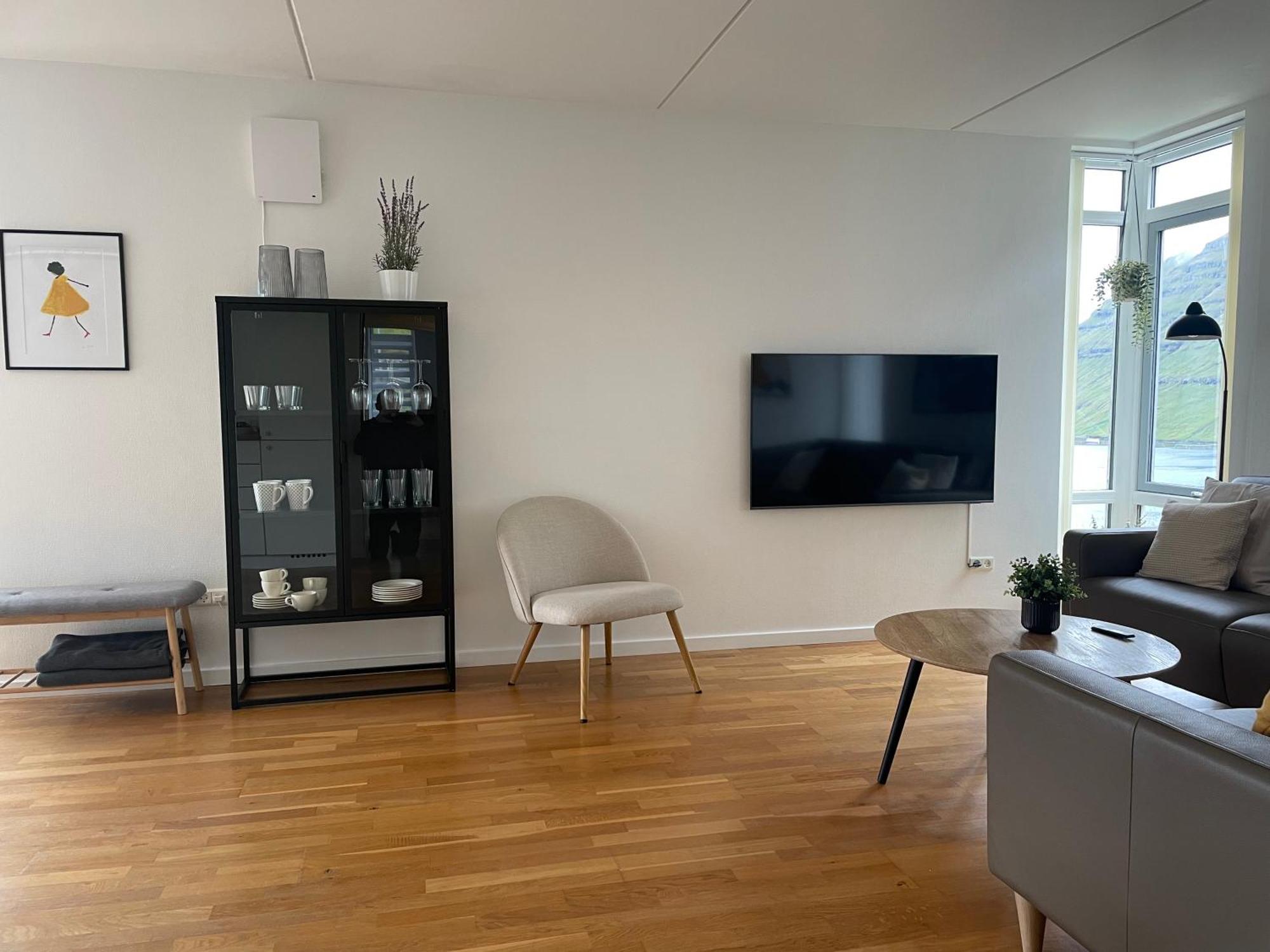 Unique Sea & Landscape View And Spacious Apartment Klaksvík Buitenkant foto