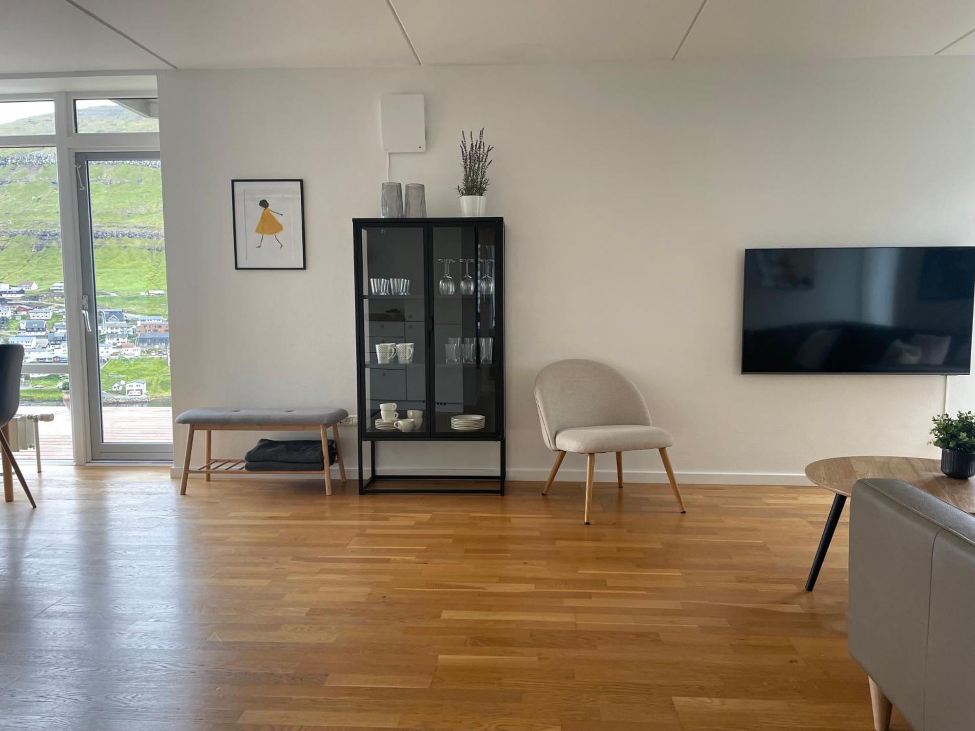Unique Sea & Landscape View And Spacious Apartment Klaksvík Buitenkant foto