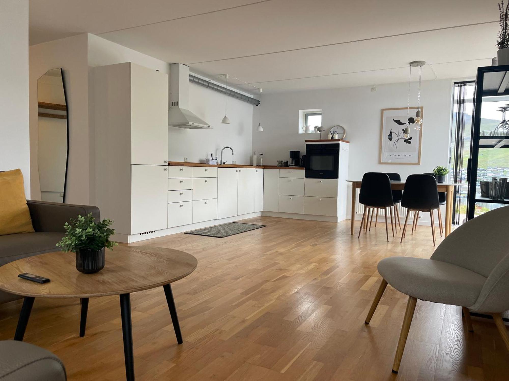 Unique Sea & Landscape View And Spacious Apartment Klaksvík Buitenkant foto