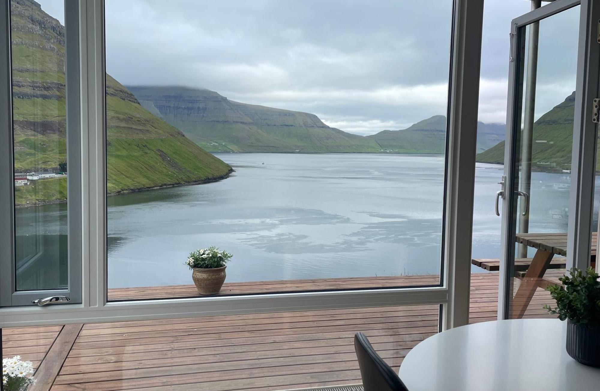 Unique Sea & Landscape View And Spacious Apartment Klaksvík Buitenkant foto